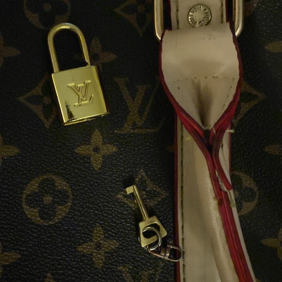 Louis Vuitton duffel bag with lock and key with red interior brown leather - Picture 5 of 5